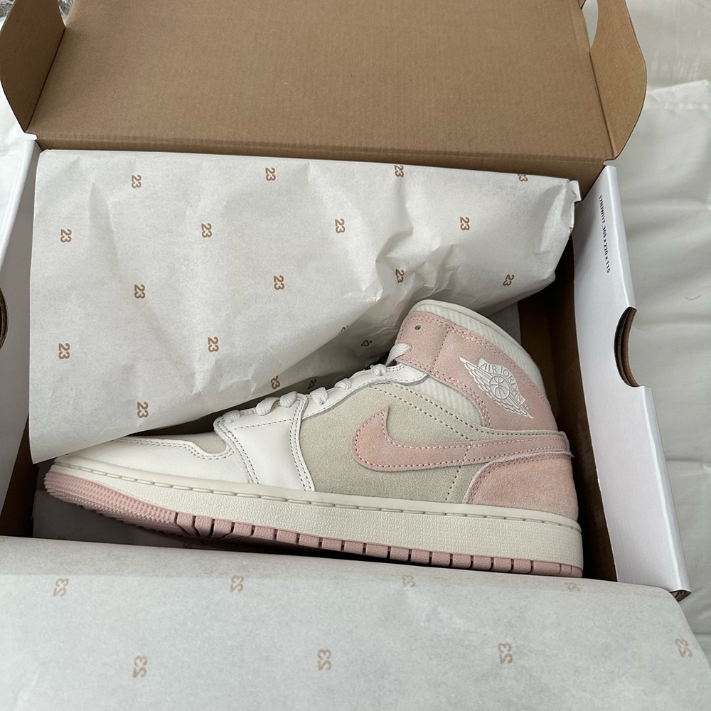 Women’s Air Jordan 1 mid SE